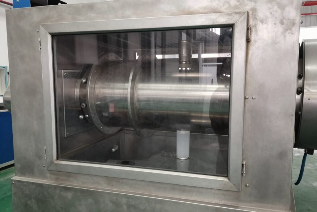Ribbon mixer for aquatic feed with liquid addition system