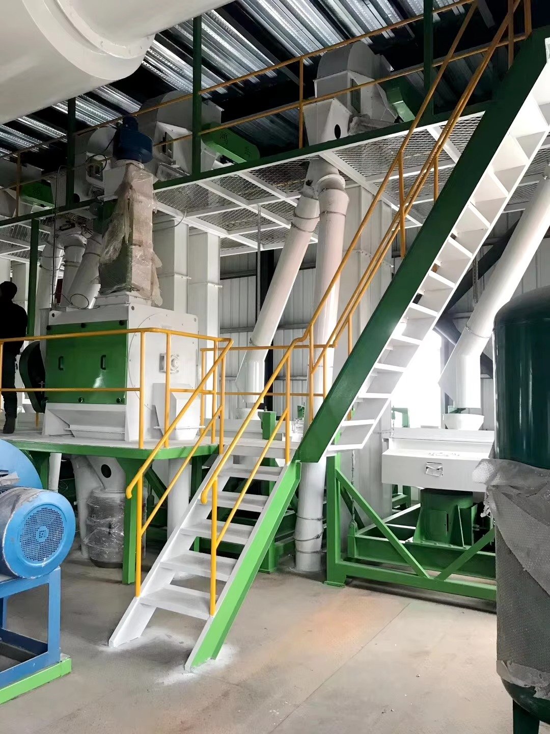 Best Cattle Feed Pellet Production Line: Distributor Margins & Risks 9 Modern animal feed production line facility showing automated equipment modules including crusher, mixer, pellet mill and packaging system