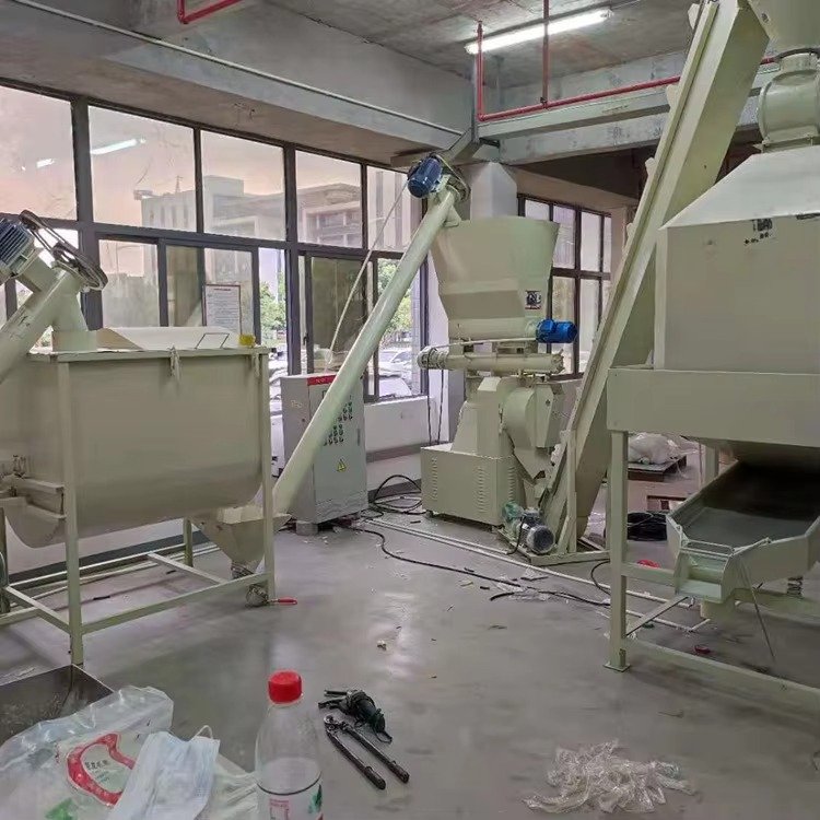 Compact feed production line suitable for small farm operations